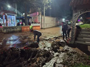 Desbordamiento del río El Arenal afecta carretera hacia Zacango