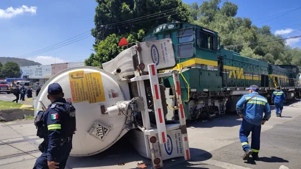 Pipa volcó al intentar ganarle el paso al tren en Vía Morelos