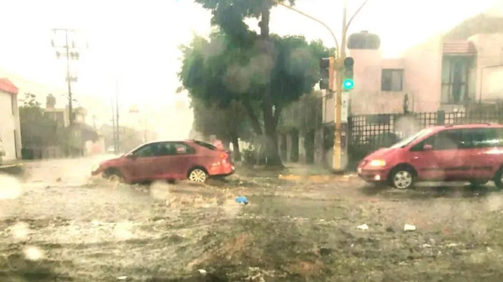 [VIDEO] Lluvias provocan inundaciones en vialidades de Cuautitlán Izcalli y Tultitlán