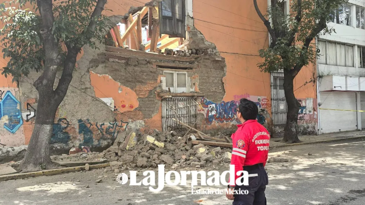 Toluca: Colapsa barda de un edificio antiguo
