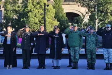 Delfina Gómez encabeza izamiento de bandera en Toluca