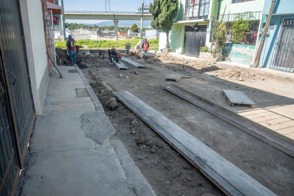 Supervisa Ricardo Moreno pavimentación de calles, con más de 55 años de espera