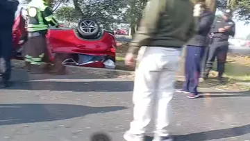 Auto vuelca en la Toluca-Ixtlahuaca