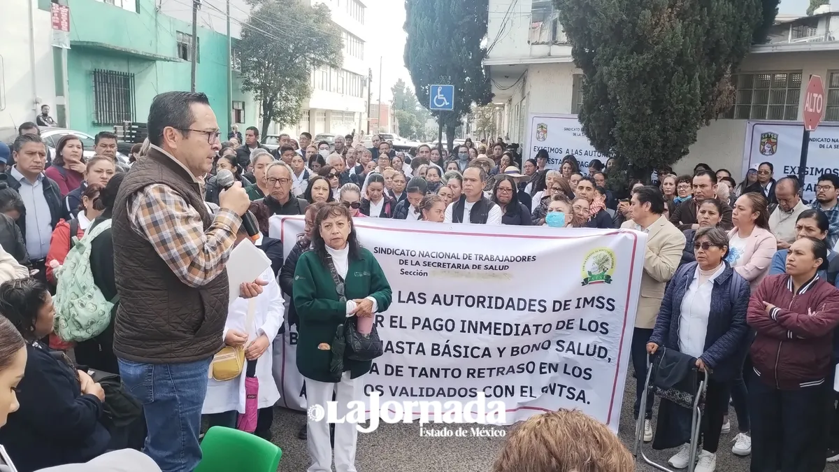 Trabajadores de la Jurisdicción Sanitaria Toluca exigen pago de bonos atrasados