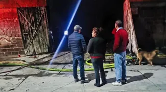 Bomberos controlan incendio en bodega con tarimas de madera en Tultitlán