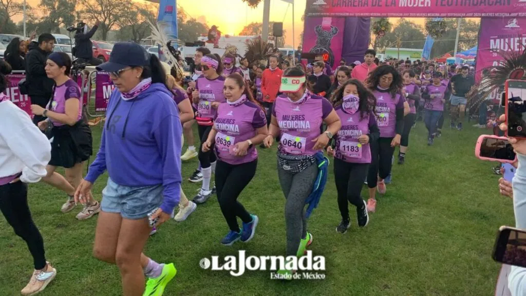 Mujeres de medicina corren en Teotihuacán