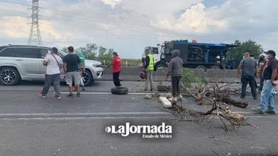Comerciantes bloquean el Circuito Exterior Mexiquense