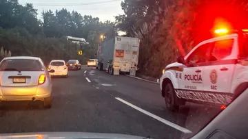 Tráiler queda varado y complica circulación en la México-Toluca.