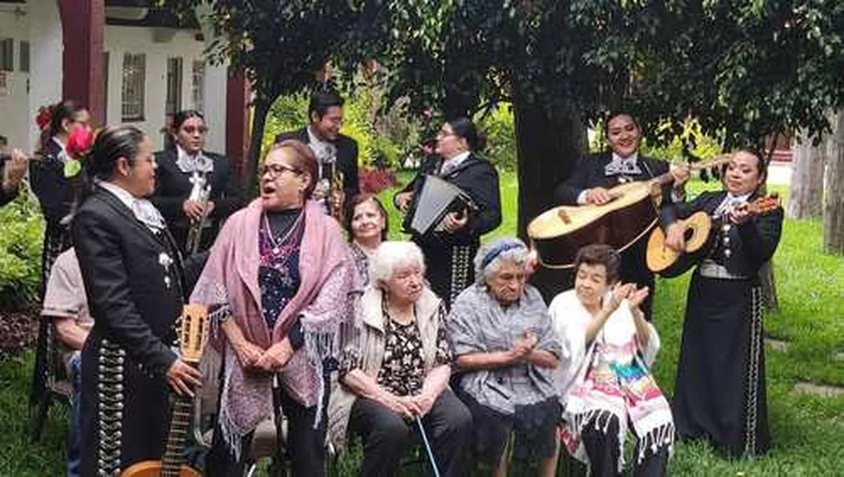 Mariachi del recuerdo ofrece musicoterapia a adultos mayores que padecen Alzheimer