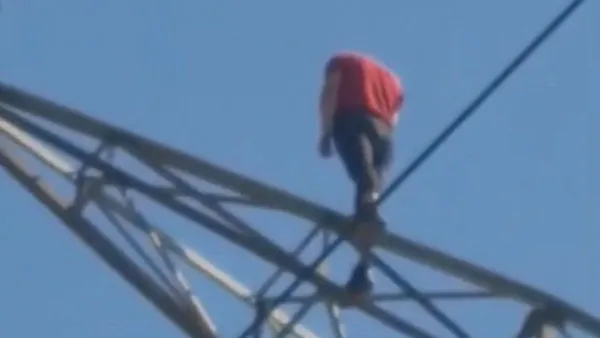 Chimalhuacán: Joven amaga con arrojarse de torre de alta tensión [VIDEO]