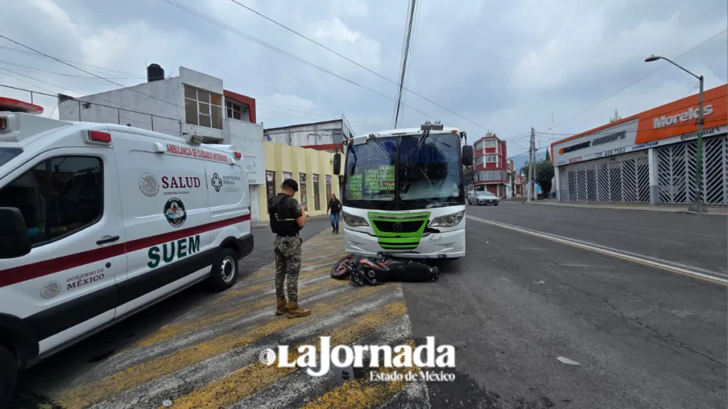 Autobús arrolla a moto, dos tripulantes fueron trasladados a hospital