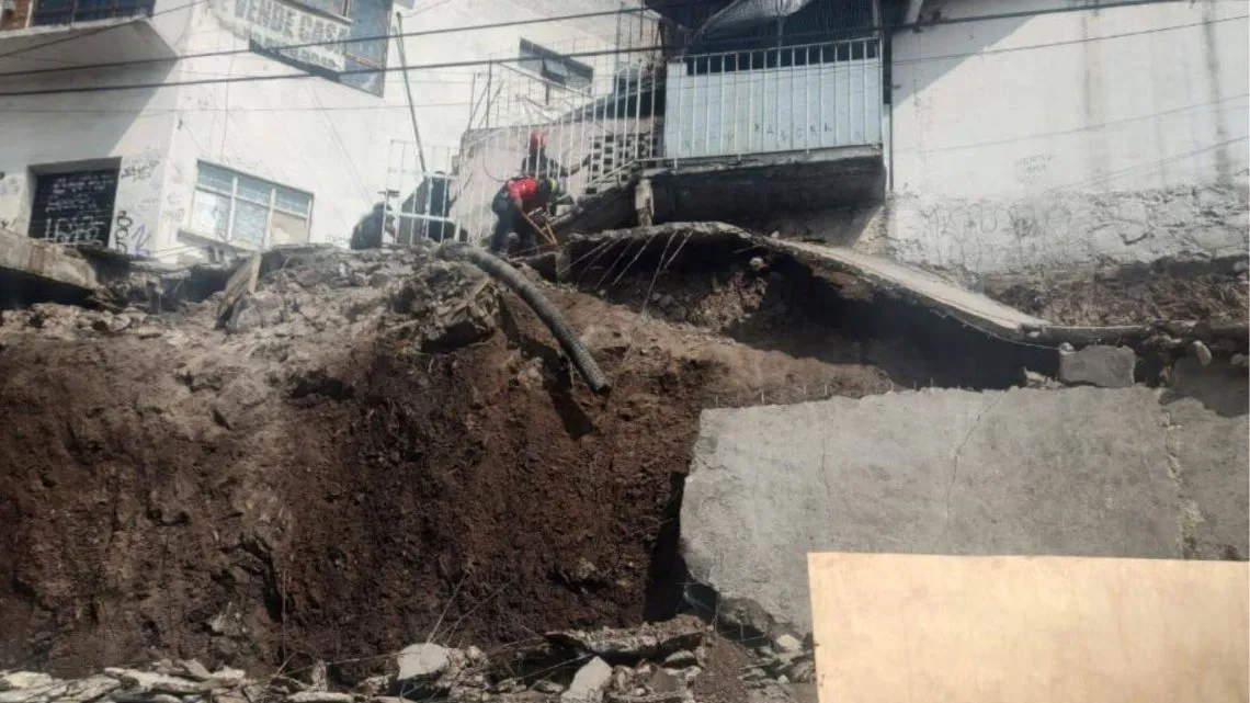 Familias son desalojadas ante derrumbe de un talud en Tlalnepantla