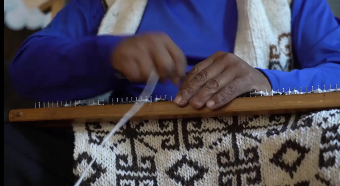 Suéter de lana, una prenda fabricada por artesanos mexiquenses