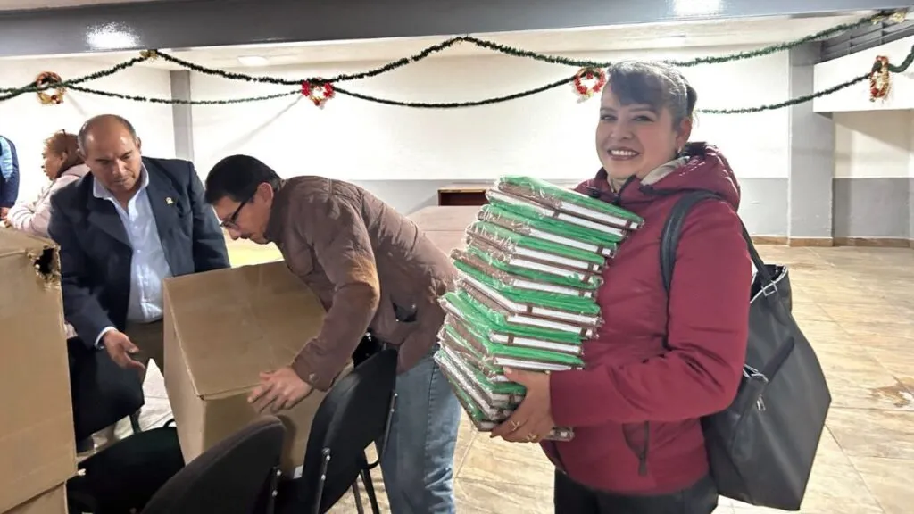 Entrega SMSEM más de 105 mil agendas a docentes mexiquenses