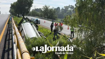Pipa de agua vuelca en la autopista México-Pirámides