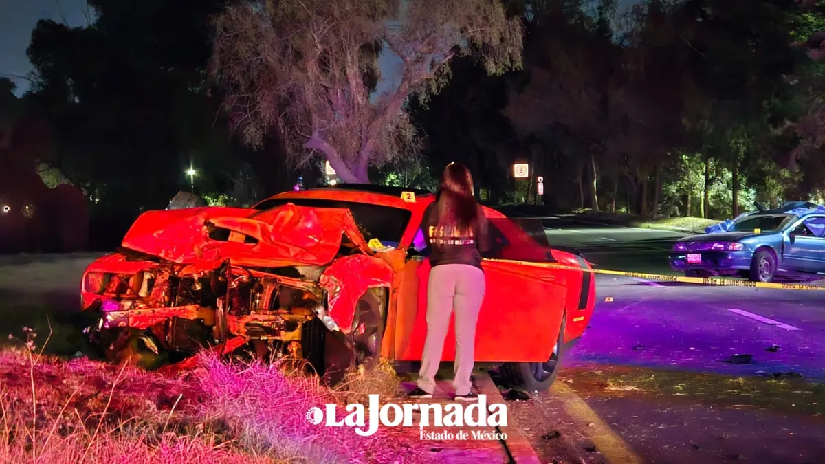 El choque ocurrió entre un automóvil deportivo de color rojo y un auto compacto de color azul.