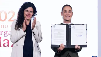 Claudia Sheinbaum firmó un decreto que obliga a las plataformas digitales a retirar contenido violento que ponga en riesgo a menores de edad.