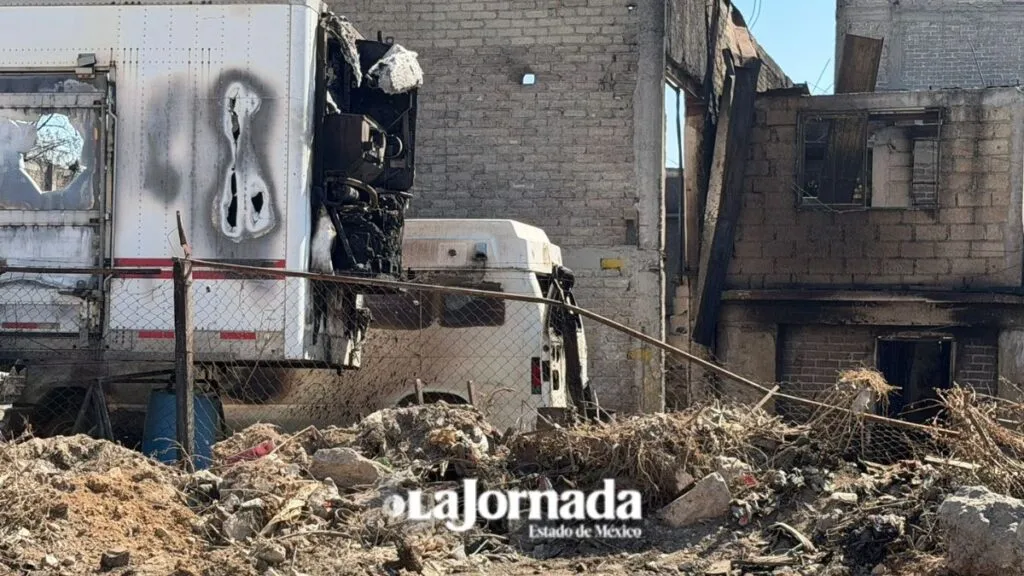 Familias lo pierden todo tras incendio de bodega clandestina en Ecatepec