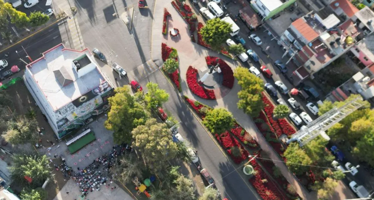 Ecatepec adorna camellones, parques y monumentos con 50 mil flores de nochebuena