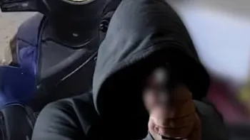 Durante la detención se aseguró un arma de fuego y se confirmó que la motocicleta que conducía tenía reporte de robo vigente desde 2025 en el municipio de La Paz.