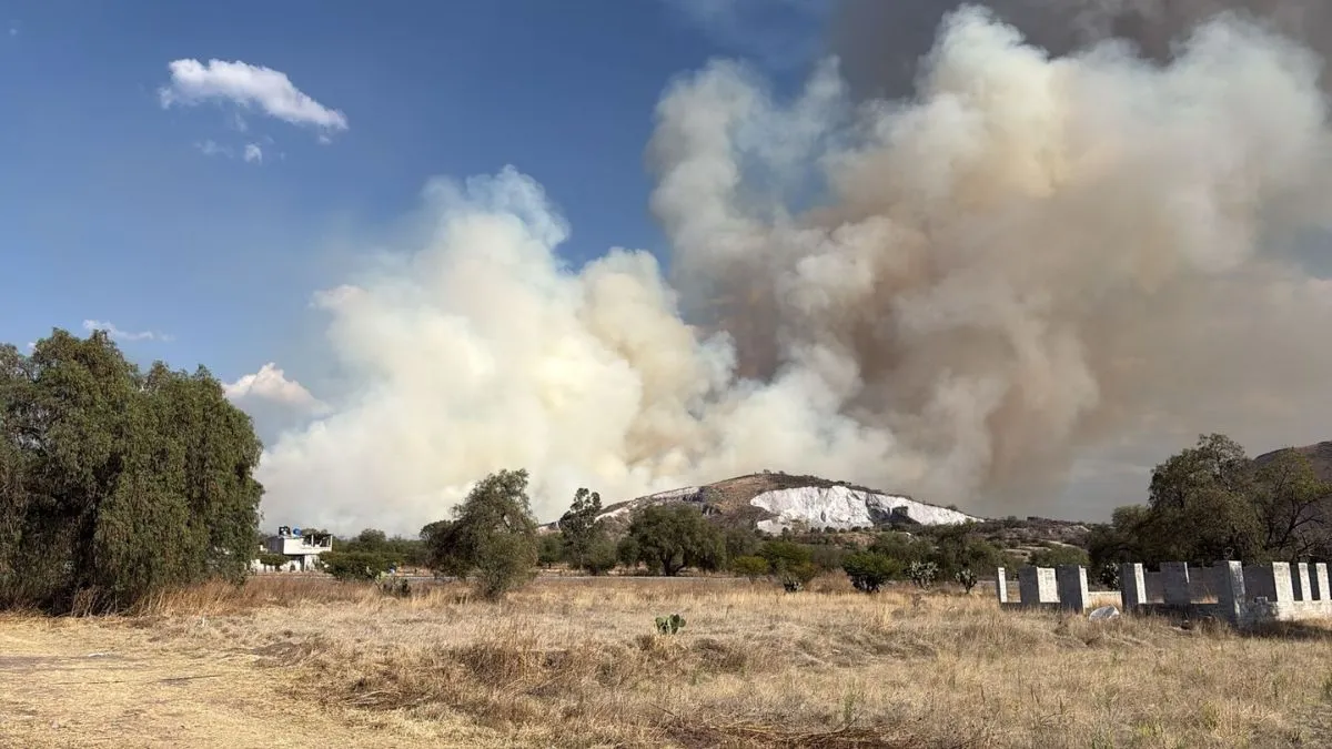 Incendio en la Sierra de Patlachique genera alerta entre pobladores de Acolman