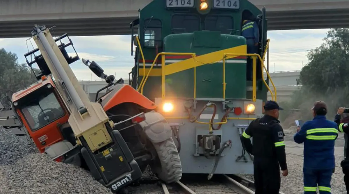 Nextlalpan: Tren choca con grúa en obras del Suburbano hacia el AIFA