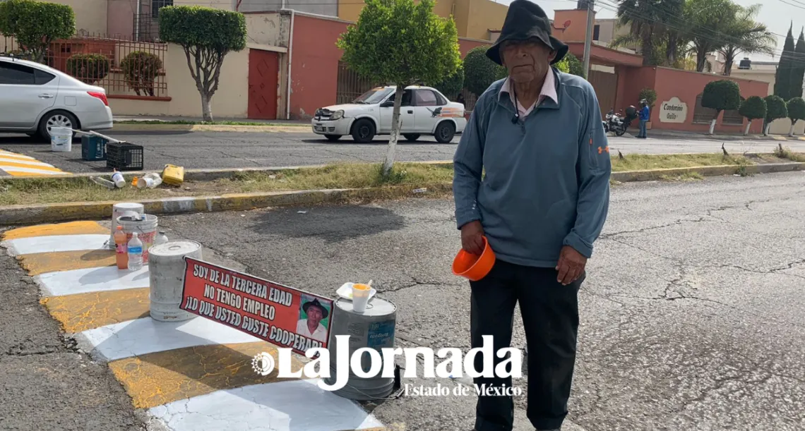 Ecatepec: Tras manejar un tráiler por 50 años, hoy sobrevive pintando topes