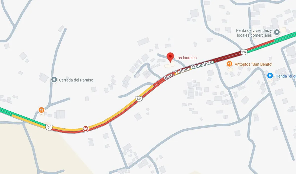 Cierre total en la carretera Toluca-Naucalpan por volcadura de tráiler en Xonacatlán