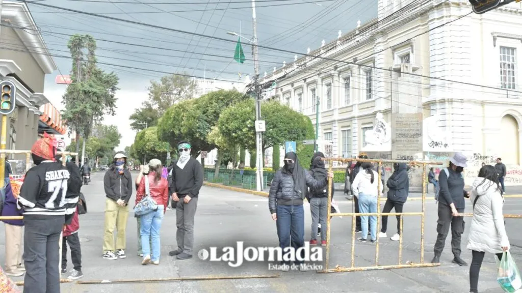UAEMéx: #Potrogate Movimiento estudiantil bloquea vialidades en Toluca tras incumplimiento de autoridades