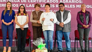 Delfina Gómez entrega 500 títulos agrarios a mujeres