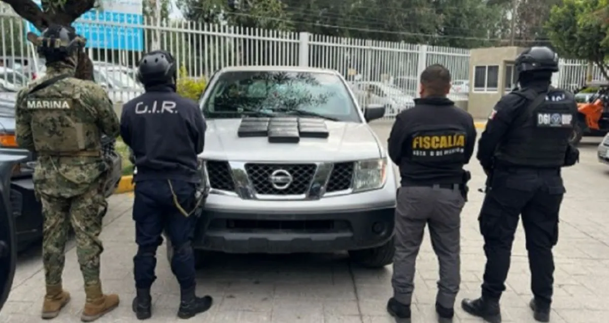 En apoyo con elementos de la Secretaría de la Marina (Semar), de la de Seguridad del Estado de México (SSEM) y un binomio canido de la Dirección de Seguridad Pública de Metepec realizaron la detención y aseguraron los bultos que contenía polvo blanco con las características de dicha droga. Foto. Especial