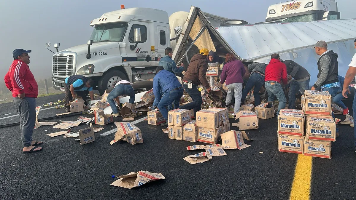 Vuelca tráiler cargado de aceite en la México-Tulancingo