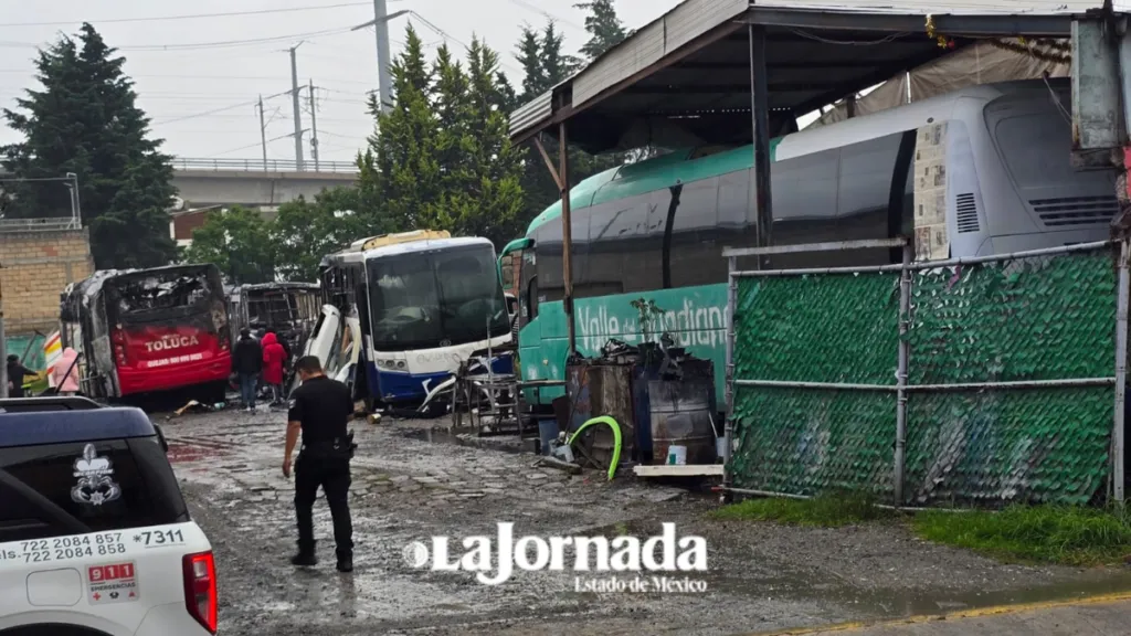 Se incendian unidades de transporte público en Metepec