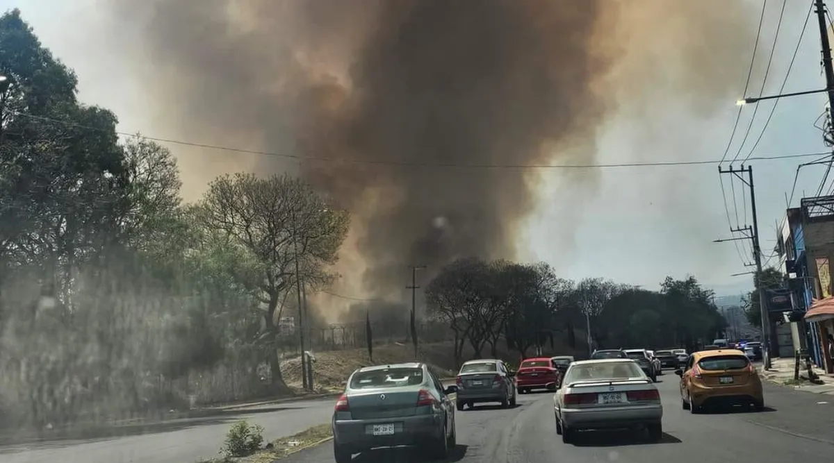 Naucalpan: Incendio de pastizal en la zona de Vaso Regulador El Cristo