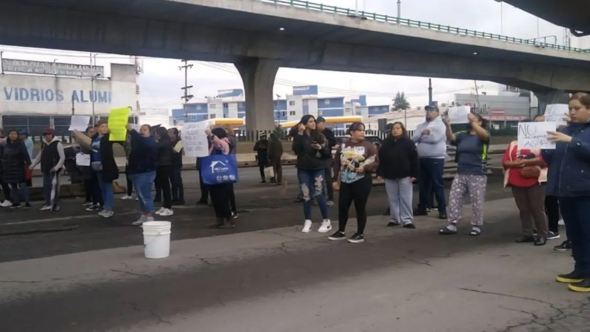 Habitantes de Naucalpan bloquean Periférico Norte, demandan falta de agua