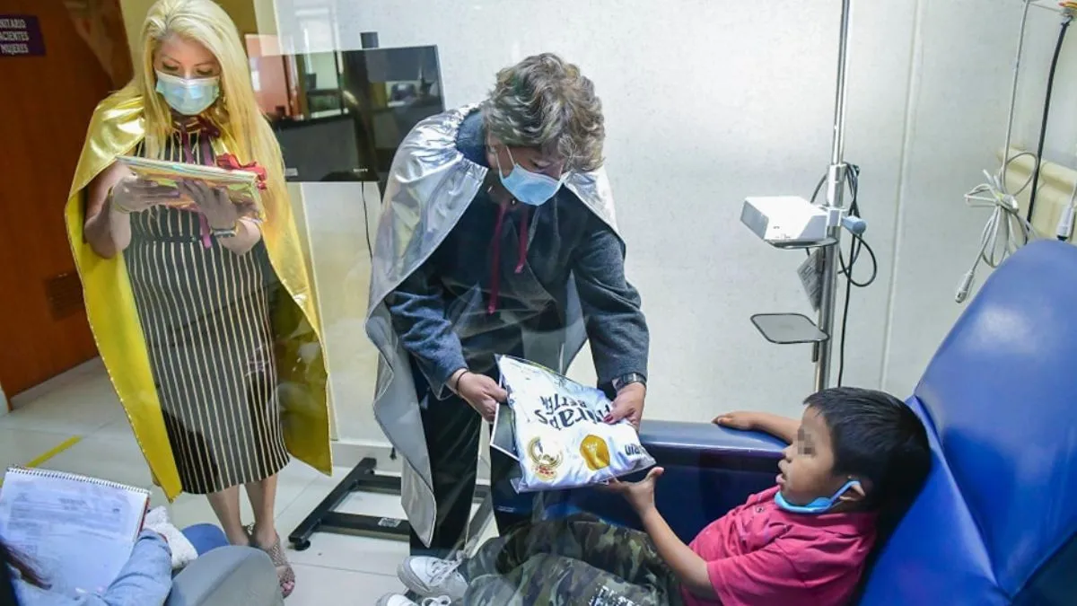 Delfina Gómez entrega regalos a pacientes del Hospital del Niño