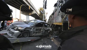 Video: Tren se lleva auto en Paseo Tollocan