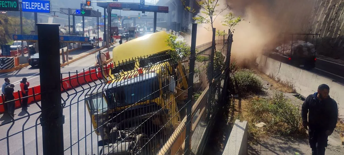 Trailer choca sobre la México- Toluca, afecta a varios autos
