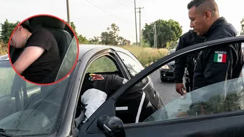 El automóvil quedó detenido en un carril, cerca del Metro Río de los Remedios, lo que generó congestionamiento hasta que policías atendieron el caso y retiraron la unidad.