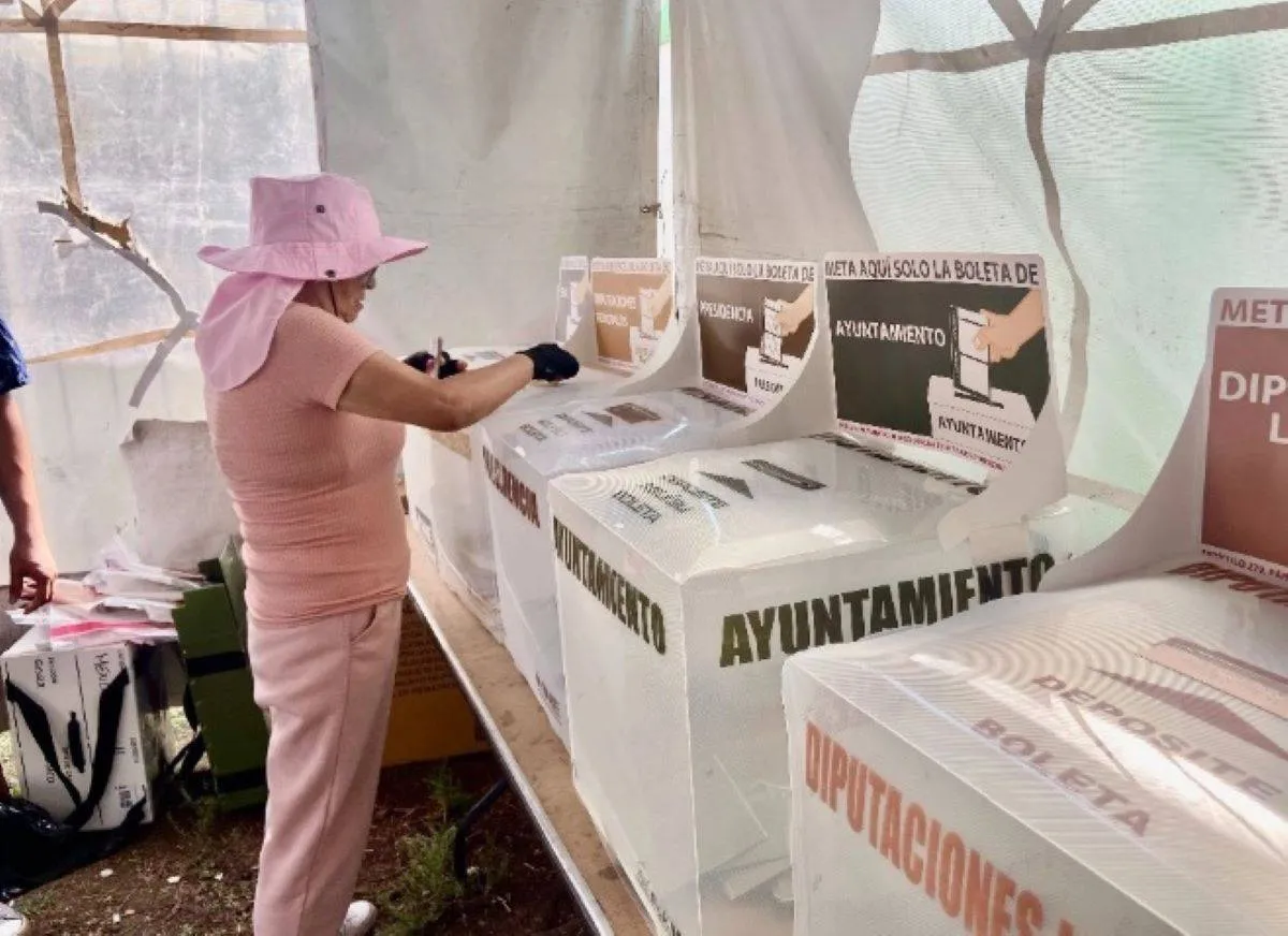 Desde poco antes de las 07:00 horas, los funcionarios de casillas comenzaron a arribar a los lugares destinados para la colocación de centros de votación. Foto: La Jornada.