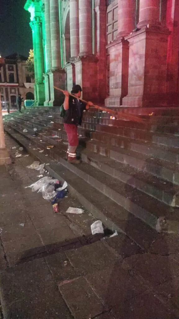 Servicios Públicos retira 10 toneladas de basura tras el Grito de Independencia en Toluca