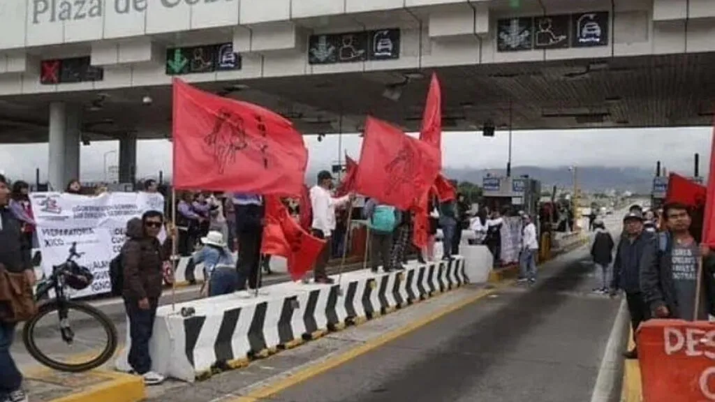 Maestros de la CNTE toman caseta 7 de la México-Puebla