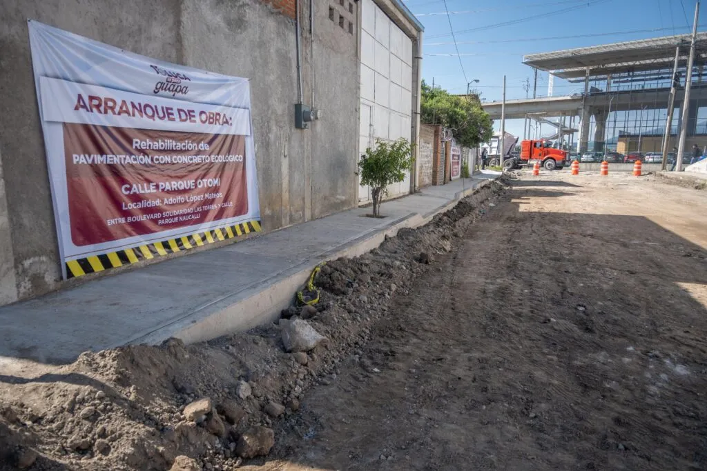 Supervisa Ricardo Moreno pavimentación de calles, con más de 55 años de espera
