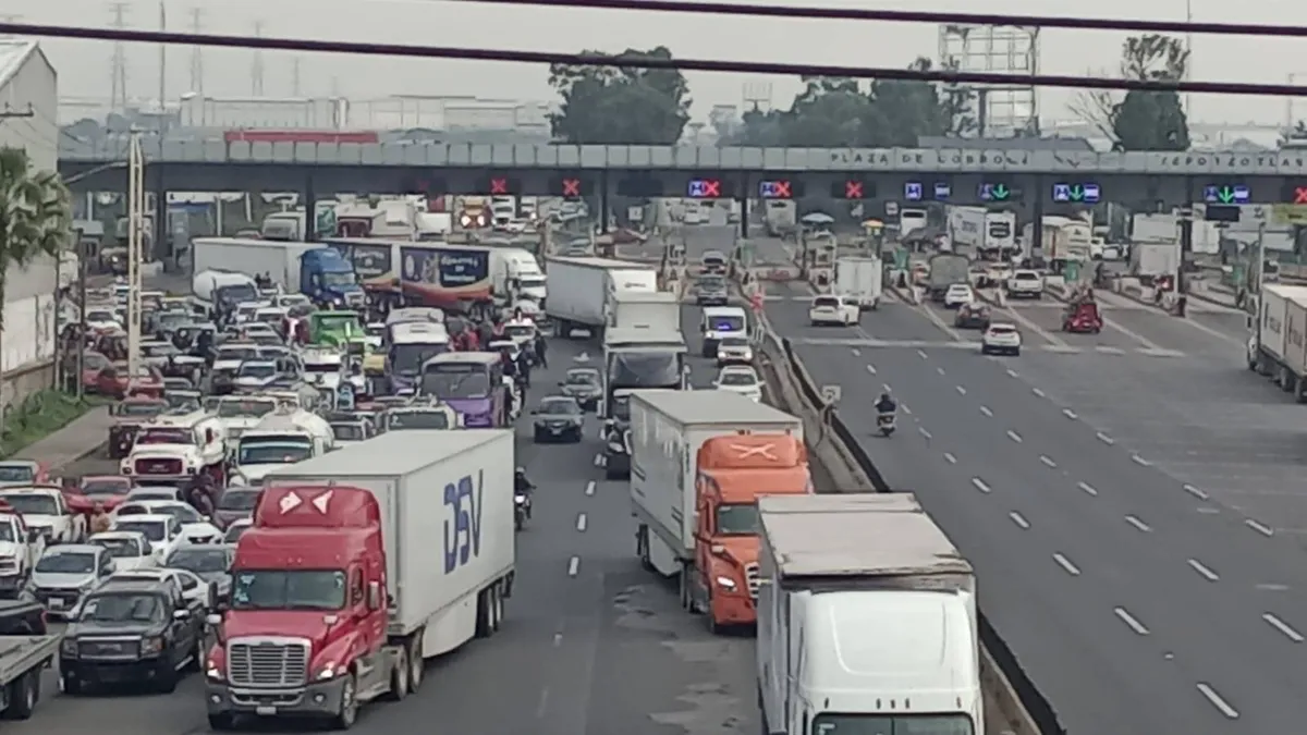 Transportistas se concentran en caseta de Tepozotlán; alertan sobre posibles bloqueos