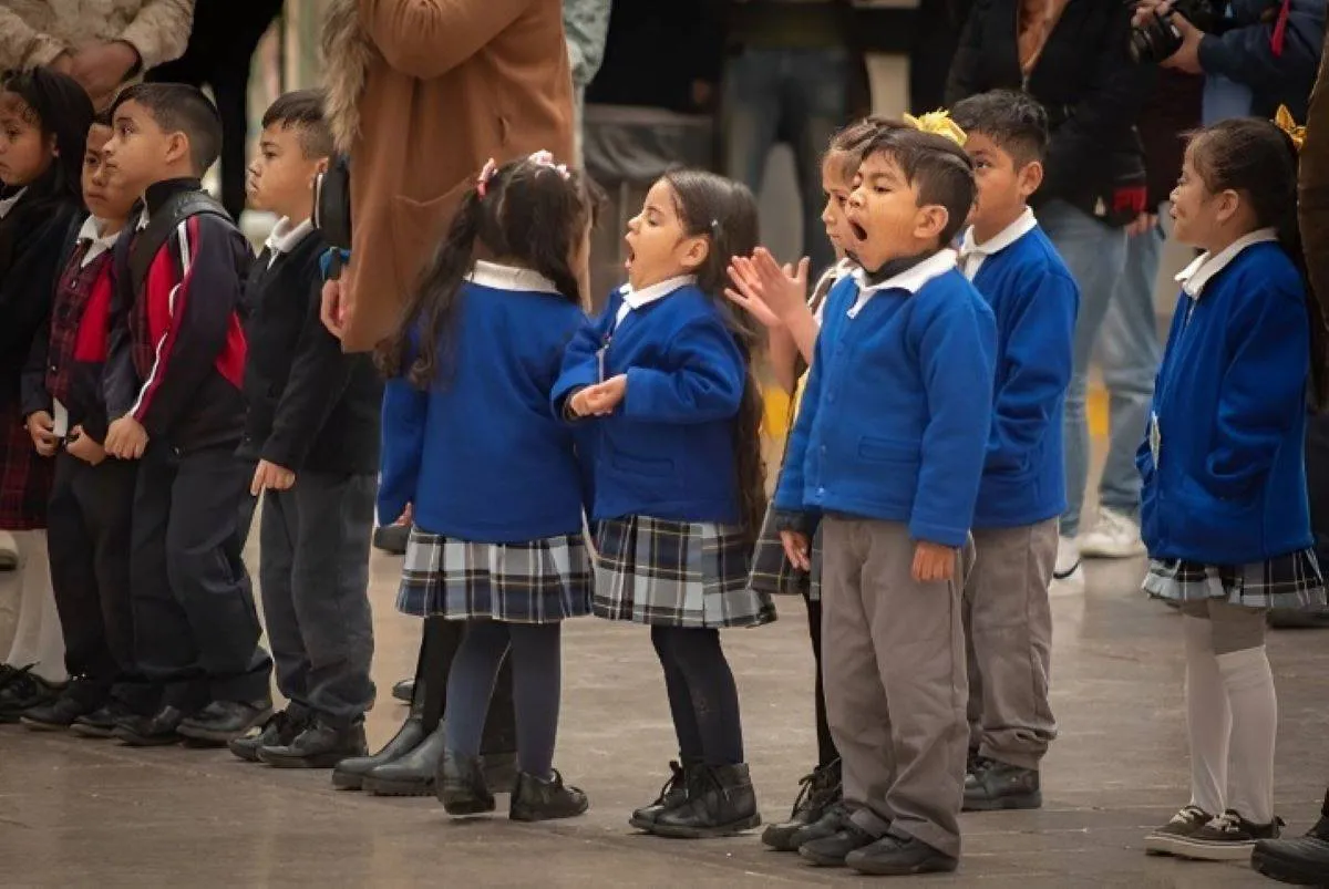 Ya te dimos a conocer el nuevo calendario escolar, que las mismas autoridades educativas anunciaron para el ciclo 2024-2025, el cual arranca para escuelas públicas y privadas el lunes 26 de agosto de este año. Foto: La Jornada.