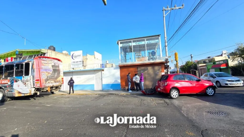 Autobús y automóvil chocan en Carranza, Toluca