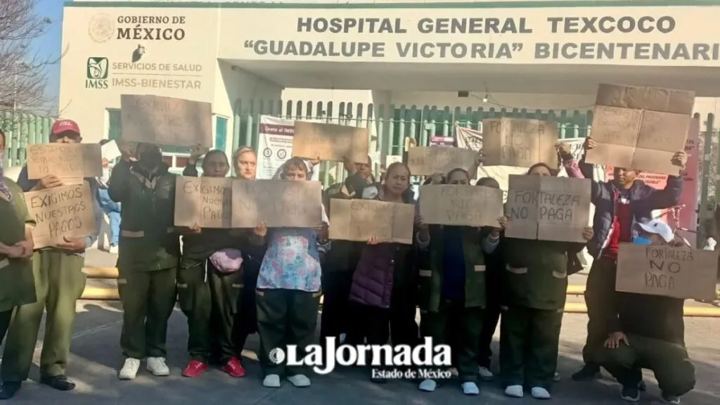 Trabajadores de limpieza en Texcoco exigen a empresa dar solución a falta de pagos