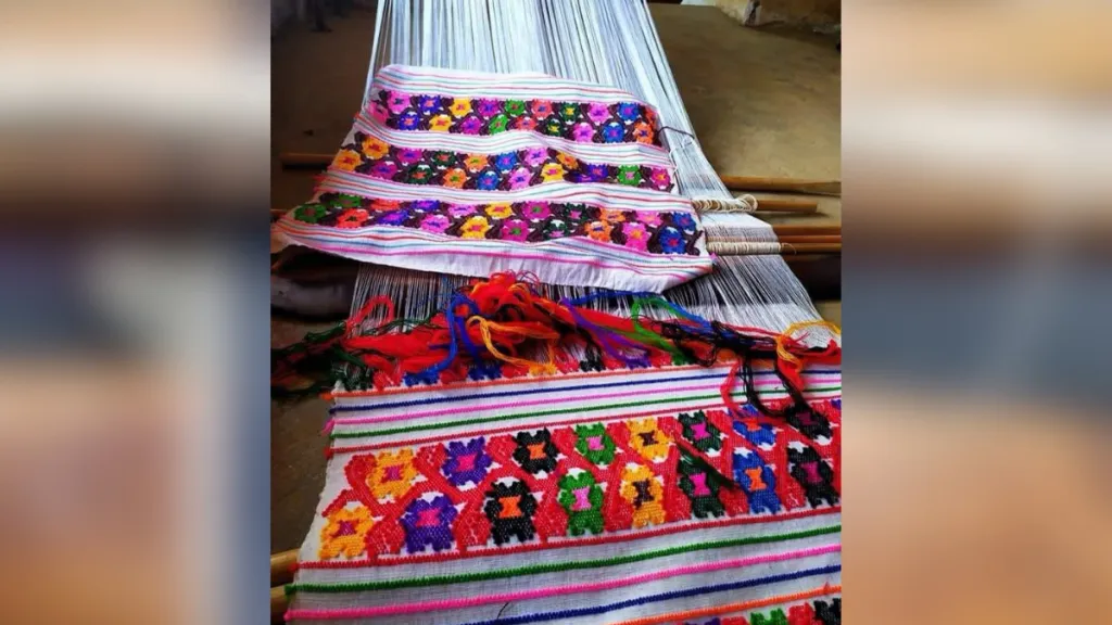 Tejer memoria en telar de cintura, más que una pieza es el conocimiento de tres generaciones