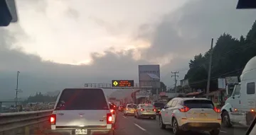 Accidente genera tráfico en la México-Toluca
