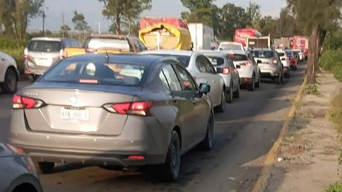 Cierre de periférico por volcadura provoca caos vial entre CDMX y Edomex
